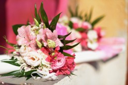 fotografie aranjament floral prezidiu nunta