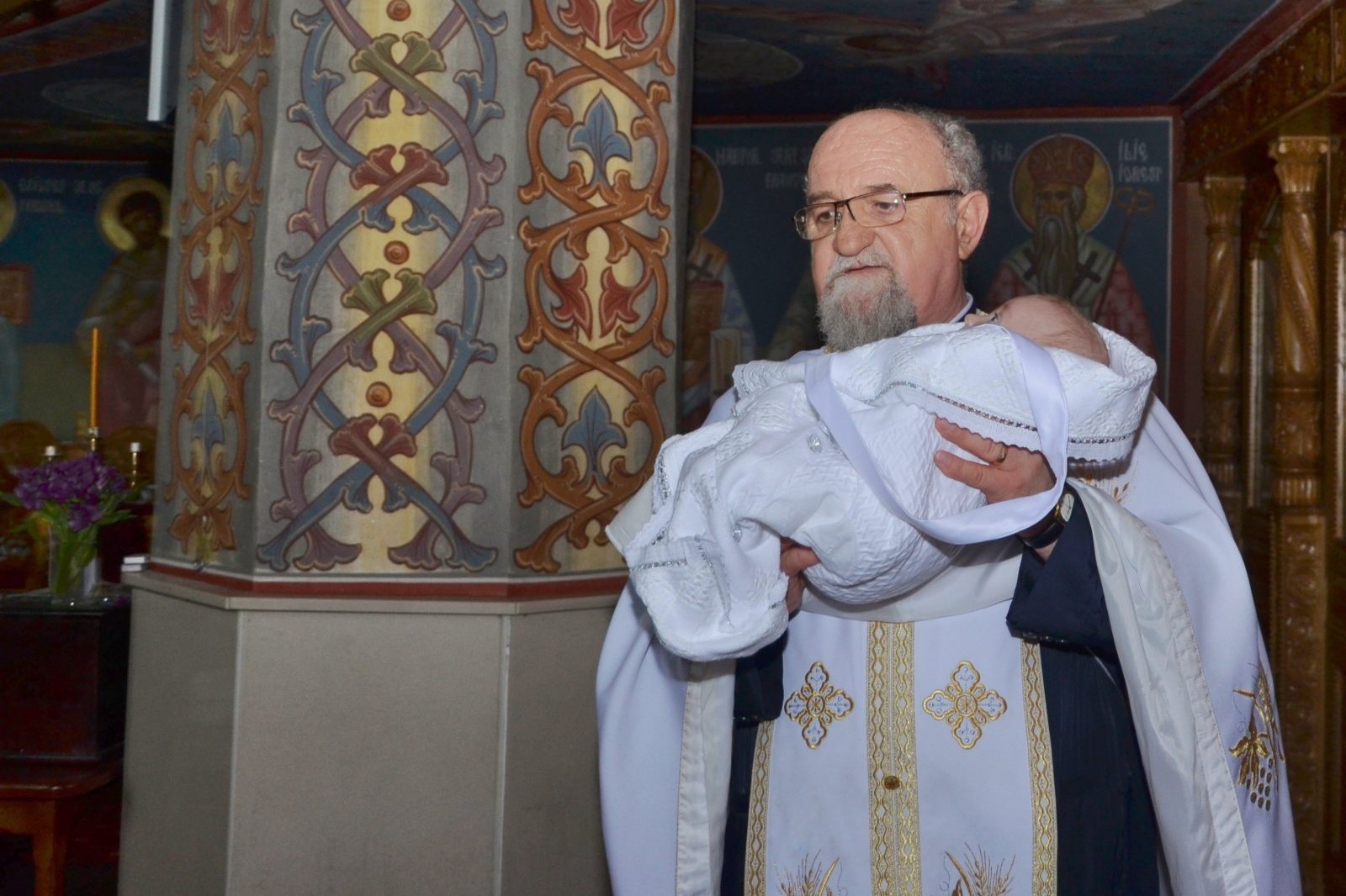 preot cu bebelusul la botez